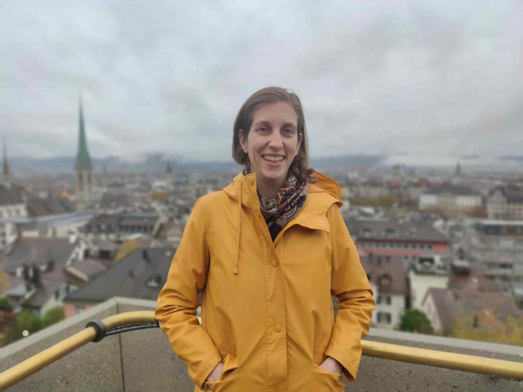 Corina Burri im gelben Regenmantel auf der Polyterasse.