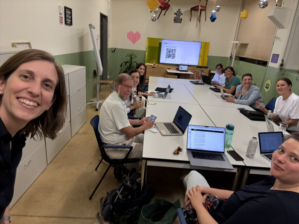 Corina Burri SEO Workshop Zürich lernt – Gruppe am Tisch am Ende des Schulungstages